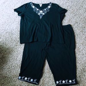 Essentials black pant set w crop bottoms